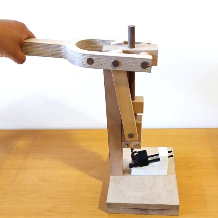 桌上型手動菱角剝殼輔助器具Design of a Desktop Manual Assistive Device for Water Caltrop Shelling