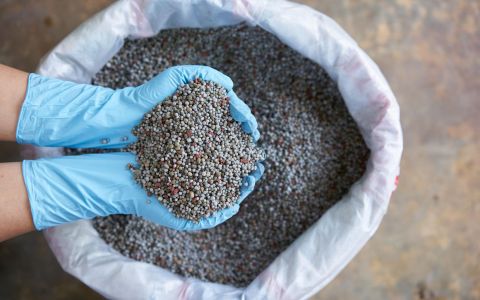 Manufacturers are developing organic fertilizers, while the government expands subsidies, working together to create a farming environment that is environmentally friendly.